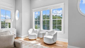 Smart TV, lareira, mesa de pingue-pongue, livros