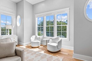 Smart TV, fireplace, ping pong, books