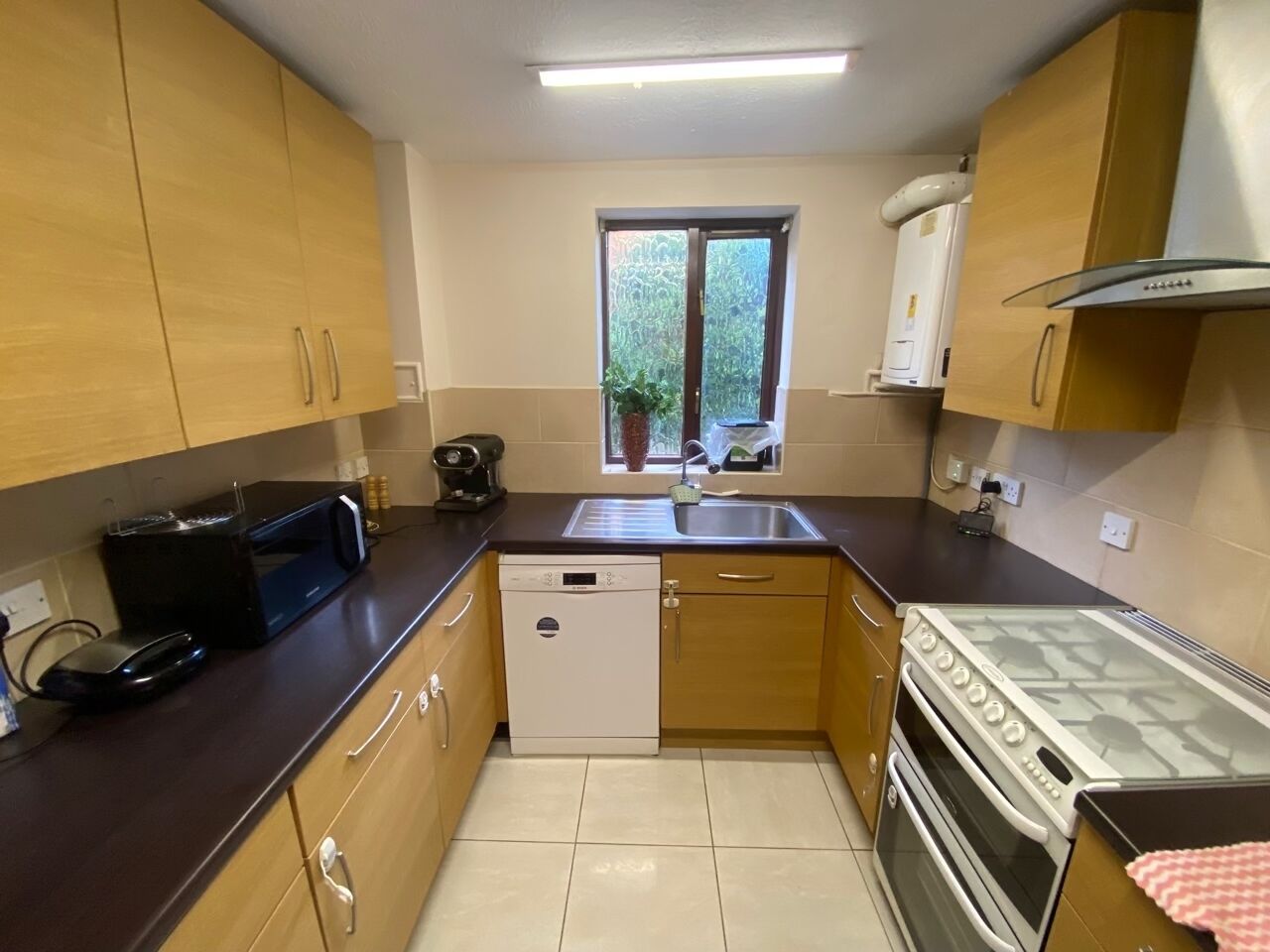 Frigorífico, microondas, horno y lavavajillas