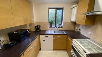 Frigorífico, microondas, horno y lavavajillas