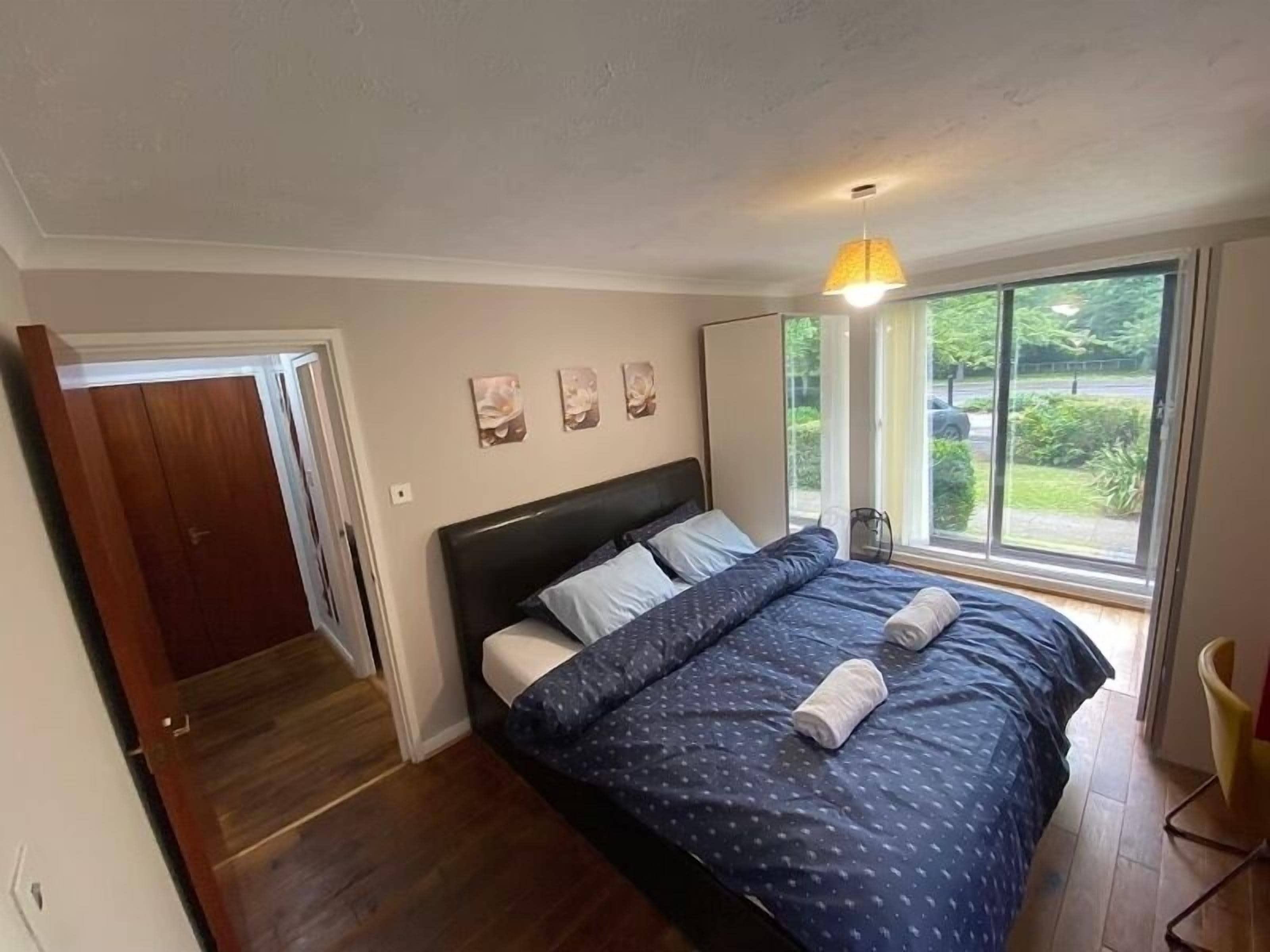 2 habitaciones, escritorio, tabla de planchar con plancha y wifi gratis 