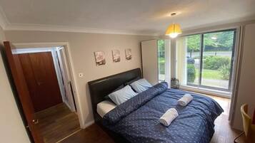 2 habitaciones, escritorio, tabla de planchar con plancha y wifi gratis