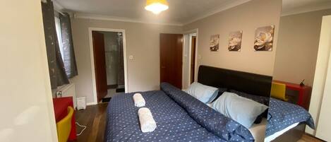 2 habitaciones, escritorio, tabla de planchar con plancha y wifi gratis