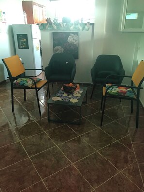 32 inci televisyen skrin rata dengan satelit, Netflix 