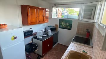 Appartement Classique ,2 chambres , non-fumeurs, vue sur mer. | Cuisine privée | Réfrigérateur, micro-ondes, four, plaque de cuisson
