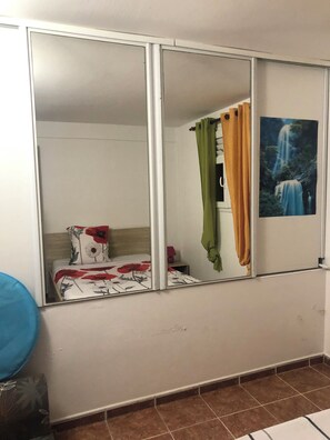 Appartement Classique ,2 chambres , non-fumeurs, vue sur mer. | Strykejern/-brett, wi-fi (inkludert) og sengetøy