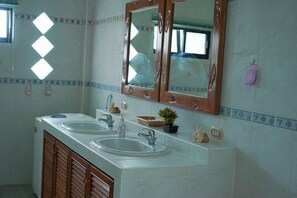 Suite estudio de lujo, balcón | Baño | Zapatillas y toallas