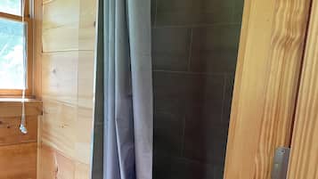 Asciugacapelli, asciugamani, sapone, carta igienica