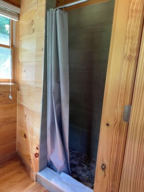 Secador de pelo, toallas, jabón, papel higiénico