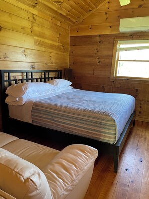 Tabla de planchar con plancha, wifi y ropa de cama 