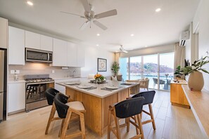 Fridge, microwave, oven, stovetop - Chic Santa Cruz Retreat on Swimmable Beach (Huatulco)