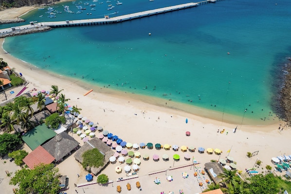 On the beach - Chic Santa Cruz Retreat on Swimmable Beach (Huatulco)