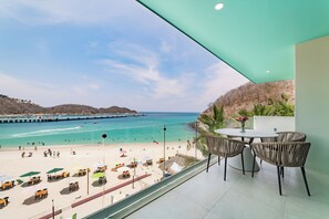 Outdoor dining - Chic Santa Cruz Retreat on Swimmable Beach (Huatulco)