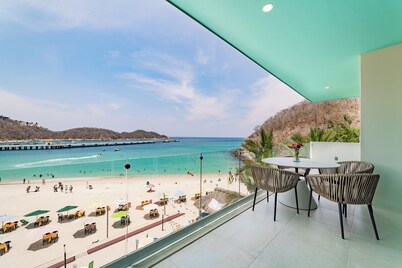 Chic Santa Cruz Retreat on Swimmable Beach