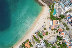 On the beach - Chic Santa Cruz Retreat on Swimmable Beach (Huatulco)