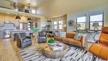 TV, lò sưởi, bàn bóng bàn, sách