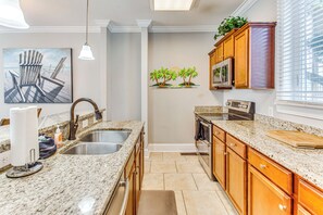 Apartment (3 Bedrooms) | Interior - Walk to Ocean: Myrtle Beach Townhome w/ Balcony! (Myrtle Beach)