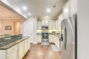 Microwave, oven, stovetop, dishwasher - St Simons Island Haven: Screened Porch, Pond View! (St. Simons Island)