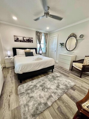 1 chambre, bureau, fer et planche à repasser, lit de bébé portatif