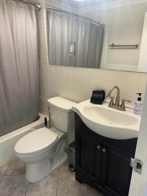 Dusj, hårføner og håndklær