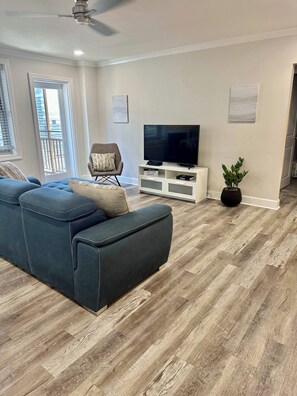 TV, offices - 20N - Stylish 1BD 1BA Condominium in the Heart of Downtown! (Atlanta)