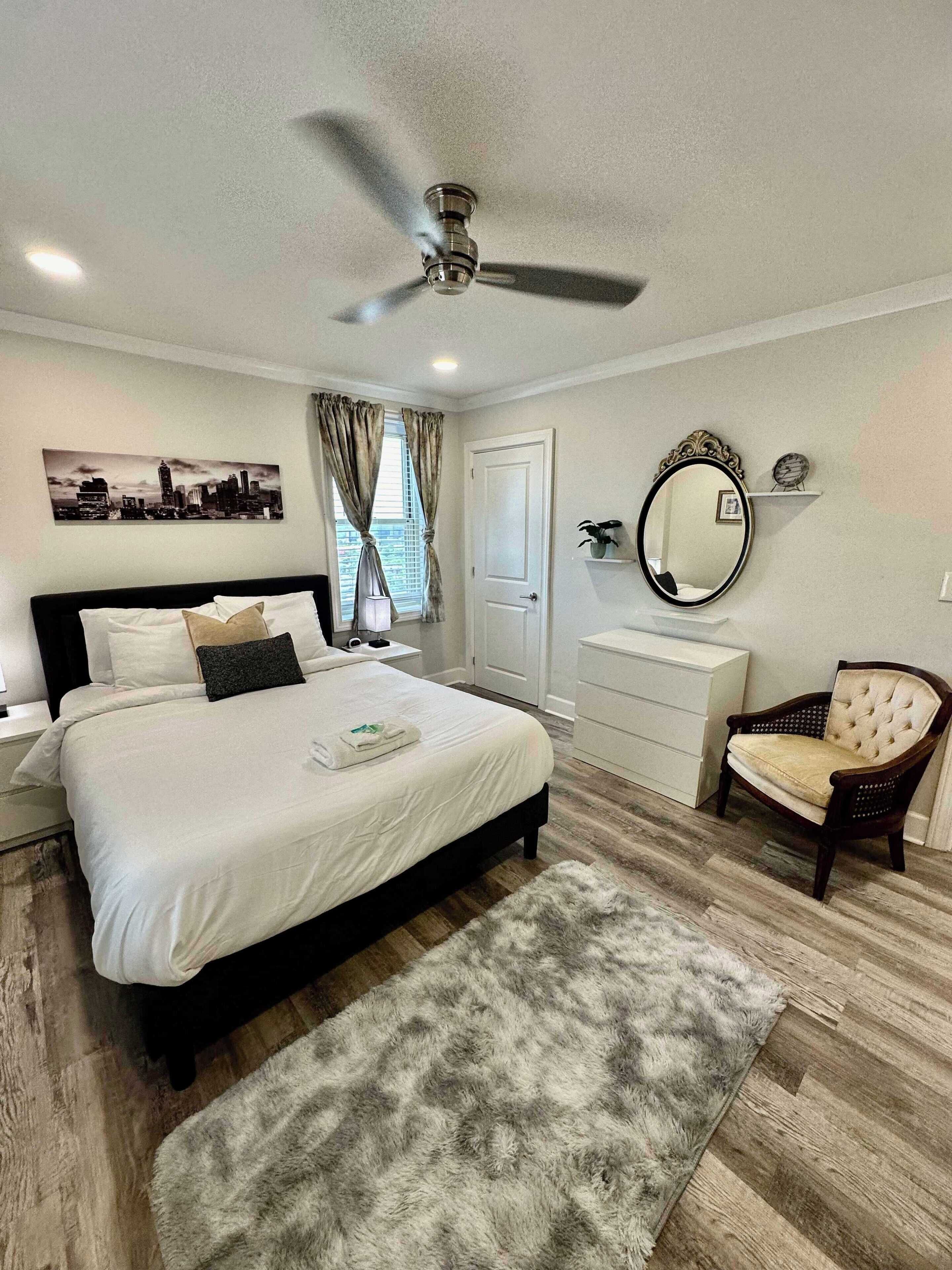 1 habitación, escritorio, tabla de planchar con plancha y cuna de viaje 