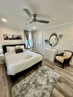 1 soverom, skrivebord, strykejern/-brett og reiseseng for barn