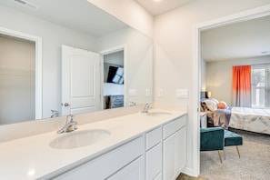A modern bathroom with two sinks, a large mirror, and a walk-in closet. - Mod Triana Home 7 Mi to Huntsville Int'l Airport (Madison)