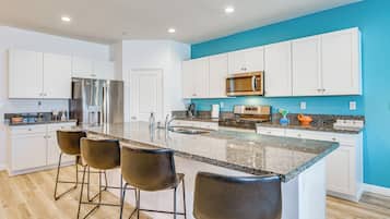House (5 Bedrooms) | Interior