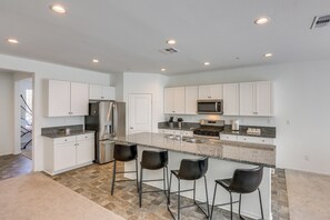 House (5 Bedrooms) | Interior