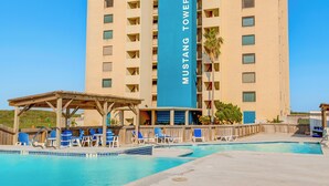 Hotellissa on uima-allasalue, aurinkotuoleja ja katettu oleskelualue.