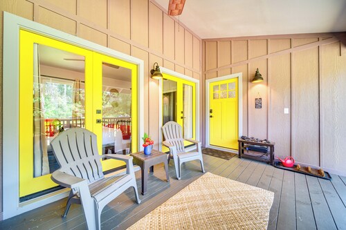 Rainforest Retreat w/ Hot Tub: Mins to Nat'l Park!