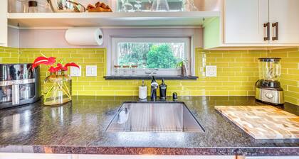 Rainforest Stay w/ Hot Tub < 3 Mi to Nat'l Park!