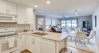 Lake of The Ozarks Condo w/ Pool in Camdenton