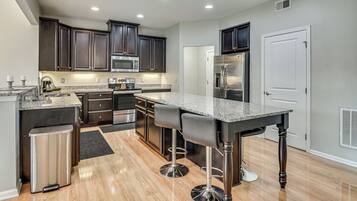 House (4 Bedrooms) | Interior