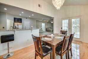 Interior - 10 Mi to Norfolk: Chesapeake Haven w/ Yard! (Chesapeake)