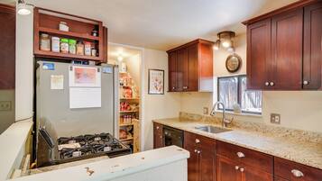 House (5 Bedrooms) | Interior