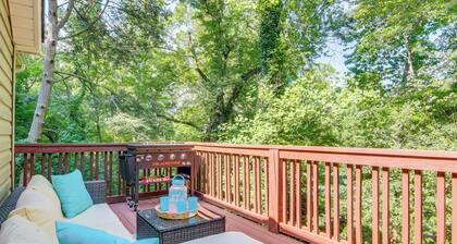 Black Mountain Hideaway w/ Hot Tub & Pool Table!