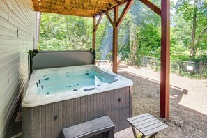 House (4 Bedrooms) | Interior - Black Mountain Hideaway w/ Hot Tub & Pool Table! (Black Mountain)
