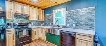 Renovated Franklin Home w/ Mountain-view Deck!
