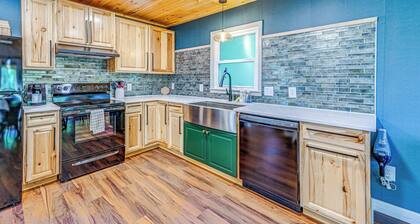 Renovated Franklin Home w/ Mountain-view Deck!