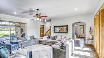 House (5 Bedrooms) | Interior