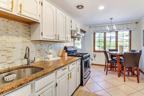 House (5 Bedrooms) | Interior
