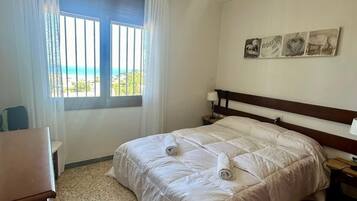 2 bedrooms, iron/ironing board, WiFi