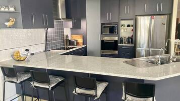 Micro-ondes, four, plaque de cuisson, lave-vaisselle