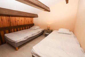 2 habitaciones y tabla de planchar con plancha 