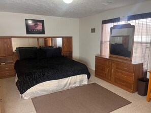 4 bedrooms, in-room safe, desk, iron/ironing board - Comfortable 4-bedroom house in Cypress (Cypress)