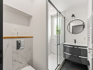 Shower, towels