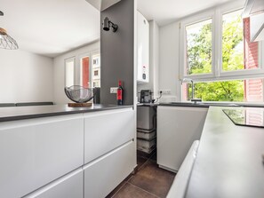 Kühlschrank, Ofen, Wasserkocher mit Kaffee-/Teezubehör, Toaster