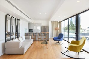 TV - Sky 2BR Penthouse by HolyGuest (Tel Aviv)